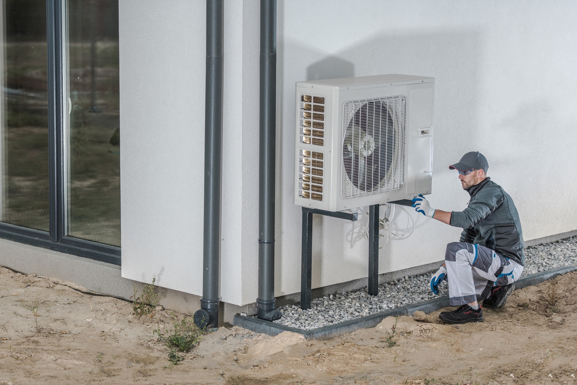 Heat_Pump_Installer_Energy_Efficiency_Self_Generation_Gettyimages 1094148290